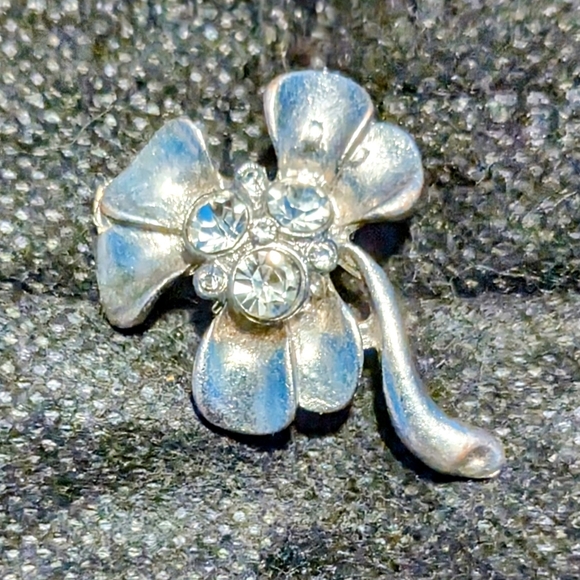Elegant Silver Flower Brooch - Picture 4 of 4